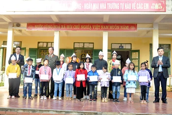 Đoàn công tác Bộ GD và ĐT trao 20 suất học bổng tặng học sinh Trường tiểu học và THCS thị trấn Mường Lát.