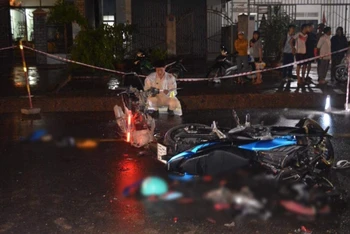 Hai chiếc xe máy hư hỏng nặng sau vụ tai nạn. (Ảnh: Văn Ngọc)