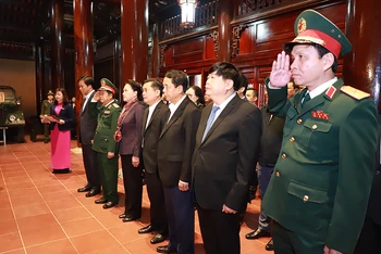 Chủ tịch Quốc hội và các đại biểu dâng hương, tưởng niệm Chủ tịch Hồ Chí Minh. (Ảnh: THÀNH DUY)