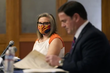 Thư ký bang Arizona State Katie Hobbs (bên trái) chứng kiến Thống đốc bang Doug Ducey ký văn bản xác nhận kết quả bầu cử của bang này, ngày 30-11. (Ảnh: AP)
