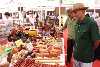 Khách tham quan Hội chợ triển lãm giới thiệu sản phẩm làng nghề Phú Xuyên.