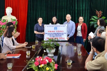 Lãnh đạo Hội Nhà báo TP Hà Nội trao tặng 30 triệu đồng hỗ trợ cải tạo Trường mầm non Sùng Phài (Lai Châu).