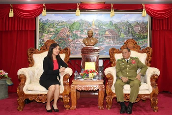 Đại biện Trịnh Thị Tâm (trái) và Bộ trưởng Công an Lào Vilay Lakhamphong tại trụ sở Bộ Công an Lào, ngày 1-12.