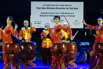 Trình diễn trống hội nhân kỷ niệm 20 năm thành lập Phái đoàn tại Hà Nội.