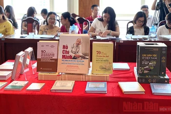 Trưng bày một số cuốn sách tiêu biểu của NXB Chính trị quốc gia Sự thật nhân dịp Kỷ niệm 130 năm Ngày sinh Chủ tịch Hồ Chí Minh.