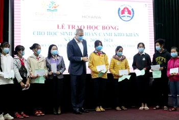 Đại diện Hoiana trao học bổng cho các em học sinh huyện Thăng Bình, tỉnh Quảng Nam.