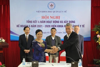 Viện trưởng, TS. Phan Bích Ngọc ký kết bản hợp tác giữa Viện Khoa học quản lý Y tế với các Sở Y tế, đơn vị đối tác. 