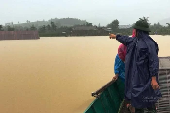 Mưa lớn làm nhiều nhà dân ở lòng hồ Krông Pách thượng bị ngập.