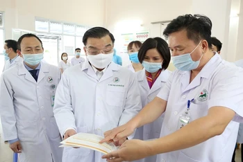 Chủ tịch UBND TP Hà Nội Chu Ngọc Anh kiểm tra công tác phòng, chống dịch Covid-19 tại Bệnh viện đa khoa Đức Giang.