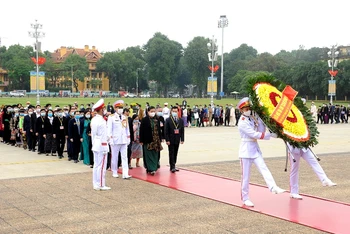 Đoàn đại biểu dự Đại hội đại biểu toàn quốc các dân tộc thiểu số Việt Nam viếng Chủ tịch Hồ Chí Minh