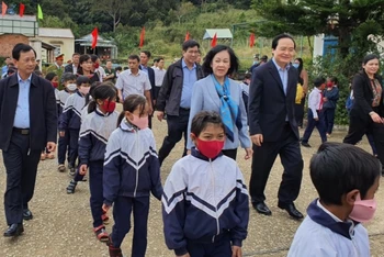 Đồng chí Trương Thị Mai và Đoàn công tác đến thăm và tặng quà giáo viên, học sinh có hoàn cảnh đặc biệt khó khăn.