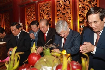 Phó Thủ tướng Trương Hòa Bình và các đại biểu dâng hương tưởng niệm các Vua Hùng.