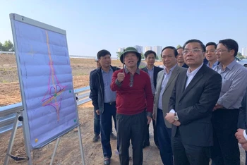 Chủ tịch UBND TP Hà Nội Chu Ngọc Anh kiểm tra tại dự án.