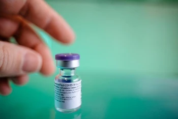 Một liều vaccine ngừa Covid-19 của BioNTech và Pfizer. Ảnh: BioNTech qua Reuters.