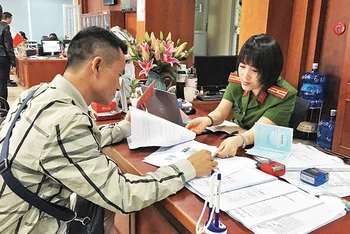 Giải quyết thủ tục nhập khẩu cho người dân tại Trung tâm hành chính công thành phố Hạ Long (Quảng Ninh). Ảnh | Gia Khánh