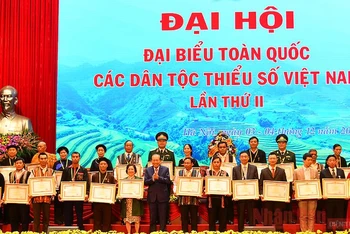 Phó Thủ tướng Thường trực Chính phủ Trương Hòa Bình trao Huân chương Độc lập hạng Nhất, Nhì, Ba cho các cá nhân và tập thể. (Ảnh: THỦY NGUYÊN)