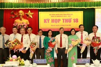 Lãnh đạo Tỉnh ủy, HĐND tỉnh Đồng Nai tặng hoa các đồng chí trúng cử và đại biểu được miễn nhiệm.