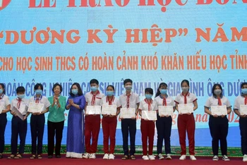 Phó Bí thư Tỉnh ủy Sóc Trăng Hồ Thị Cẩm Đào trao học bổng cho các em học sinh.