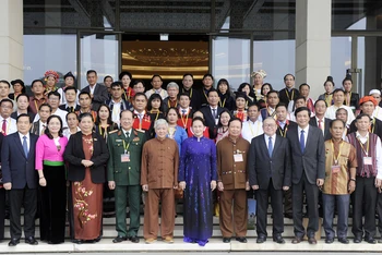 Chủ tịch QH Nguyễn Thị Kim Ngân với các đại biểu dân tộc thiểu số tiêu biểu. Ảnh: ĐĂNG KHOA