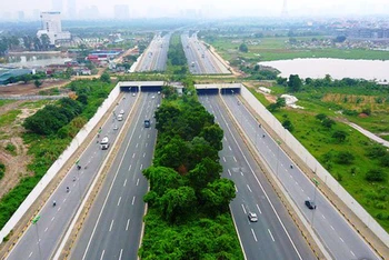 Đại lộ Thăng Long, tuyến đường quan trọng kết nối trung tâm Hà Nội với các đô thị vệ tinh.