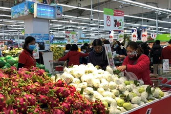 Người dân mua sắm hàng hóa tại siêu thị Big C Thăng Long. (Ảnh: Nguyên Trang) 