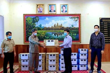 Tổng Lãnh sự Vũ Ngọc Lý trao khẩu trang và nước sát khuẩn cho lãnh đạo tỉnh Preah Sihanouk.