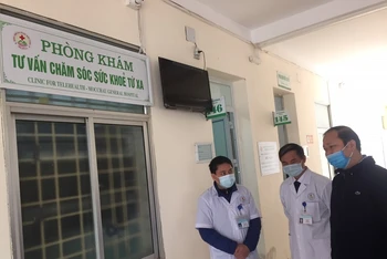 Đại diện Cục Quản lý khám, chữa bệnh, Bộ Y tế kiểm tra công tác KCB tại BVĐK Mộc Châu.