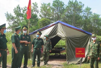 Cán bộ, chiến sĩ đồn biên phòng Chi Ma lập chốt ngăn chặn xuất, nhập cảnh trái phép trên đường biên giới.