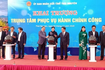 Lãnh đạo tỉnh Thái Nguyên khai trương, đưa trung tâm phục vụ hành chính công đi vào hoạt động. 