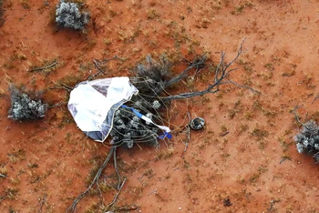 Chiếc dù mang theo khoang tàu chứa mẫu vật được tàu vũ trụ Hayabusa2 thả xuống vùng đất hẻo lánh của Australia. Ảnh: JAXA.