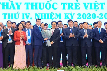 Chủ tịch và Ban Chấp hành T.Ư Hội Thầy thuốc trẻ Việt Nam khóa IV, nhiệm kỳ 2020-2025 ra mắt Đại hội.