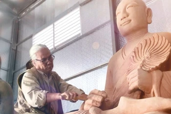Nghệ nhân Nguyễn Đăng Vông trong quá trình thực hiện Tôn tượng Phật hoàng Trần Nhân Tông.