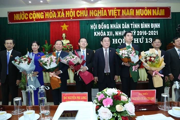 Ông Nguyễn Thanh Tùng, Ủy viên TƯ Đảng, Nguyên Bí thư Tỉnh ủy, Nguyên Chủ tịch HĐND tỉnh tặng hoa chúc mừng các đồng chí mới được HĐND tỉnh Bình Định bầu giữ các chức vụ chủ chốt của Bình Định.