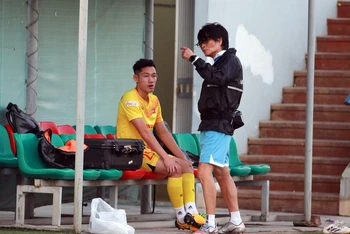 Tiền vệ Nguyễn Hai Long và bác sỹ Choi Ju Young. (Ảnh: VFF)