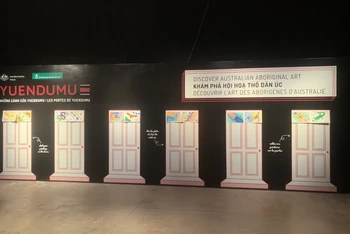 Lần đầu tiên "Những cánh cửa Yuendumu" được giới thiệu