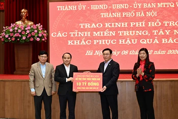 Bí thư Thành uỷ Vương Đình Huệ trao kinh phí hỗ trợ mười tỷ đồng cho tỉnh Thừa Thiên Huế.