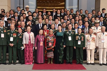 Chủ tịch QH Nguyễn Thị Kim Ngân cùng các Anh hùng Lao động, Anh hùng LLVTND, Chiến sĩ thi đua toàn quốc dự Đại hội thi đua yêu nước toàn quốc lần thứ X - năm 2020.