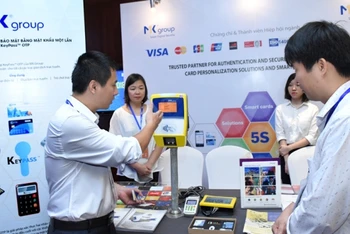 Công ty cổ phần Thông Minh MK giới thiệu sản phẩm thẻ từ - một Sản phẩm Công nghiệp chủ lực của TP Hà Nội.