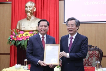 Đồng chí Nguyễn Quang Dương, Phó Trưởng Ban Tổ chức Trung ương trao quyết định của Ban Bí thư cho đồng chí Nguyễn Long Hải (người bên trái).