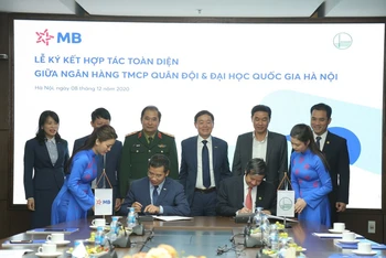 Đại diện MB và Đại học Quốc gia Hà Nội ký kết hợp tác toàn diện
