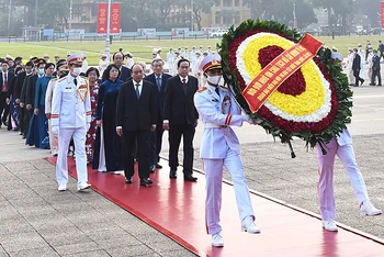 Các đồng chí lãnh đạo Đảng, Nhà nước dẫn đầu Đoàn đại biểu vào Lăng viếng Chủ tịch Hồ Chí Minh.