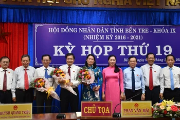 Lãnh đạo Tỉnh ủy, HĐND tỉnh Bến Tre tặng hoa chúc mừng các đồng chí trúng cử và đại biểu miễn nhiệm.