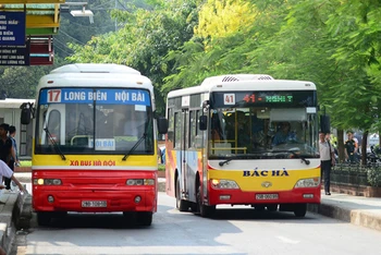 Năm năm qua, Hà Nội mở mới thêm 33 tuyến xe buýt, đáp ứng nhu cầu đi lại của người dân. (Ảnh: DUY LINH)