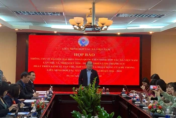 Chủ tịch Liên minh HTX Việt Nam Nguyễn Ngọc Bảo phát biểu tại họp báo.