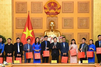 Phó Thủ tướng Trịnh Đình Dũng trao quà tặng đại diện Đoàn đại biểu thanh niên nhận Giải thưởng Lương Định Của năm 2020.