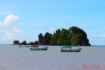 Kiên Giang có đến hơn 143 hòn đảo, trong đó có 105 hòn đảo nổi lớn, nhỏ, có 43 hòn đảo có dân cư sinh sống, nằm ở hai huyện đảo là Phú Quốc, Kiên Hải và huyện Kiên Lương, thị xã Hà Tiên. 