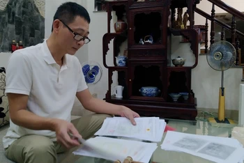 Anh Mai Hồng Quang sửa soạn hồ sơ đền bù di dời.