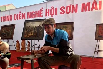 Nghệ nhân huyện Thường Tín trình diễn làm sản phẩm sơn mài.