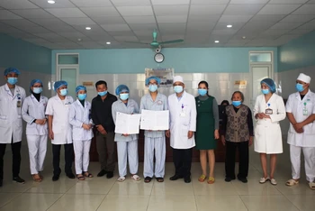Đại diện lãnh đạo Bệnh viện đa khoa tỉnh Thanh Hóa trao giấy ra viện cho hai bệnh nhân.