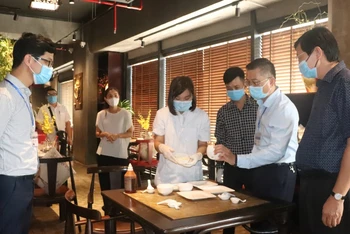 Lãnh đạo Sở Y tế Hà Nội kiểm tra công tác bảo đảm an toàn thực phẩm tại một nhà hàng ở quận Cầu Giấy (ẢNH: HẢI LÝ).